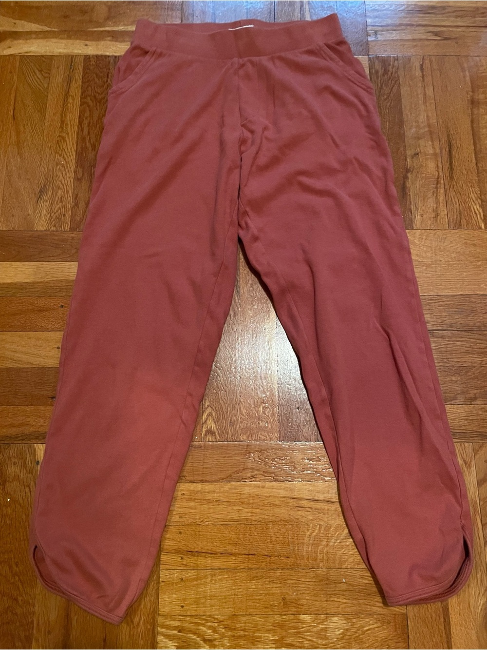 Pact Woman’s cropped Joggers in Rosewood Size Small